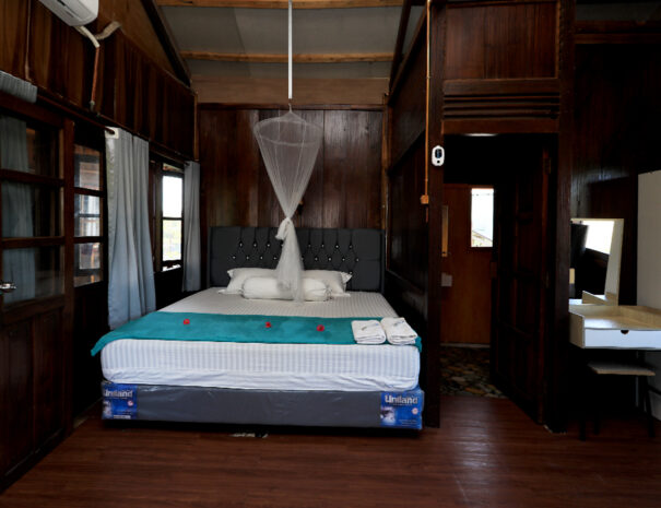 Family Room with Private Bathroom5